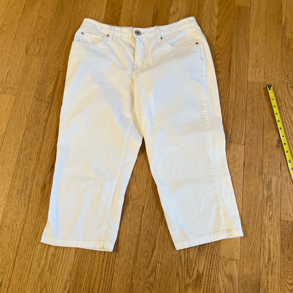 Ladies Size 8 "Bandolino" MANDIE White Denim Capri Pants GUC ❤️